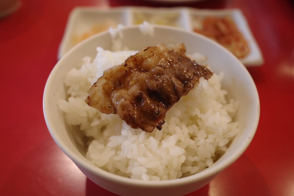 肉をのせたご飯