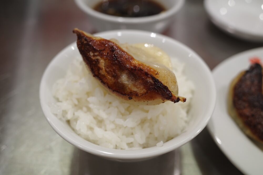 餃子をのせたご飯