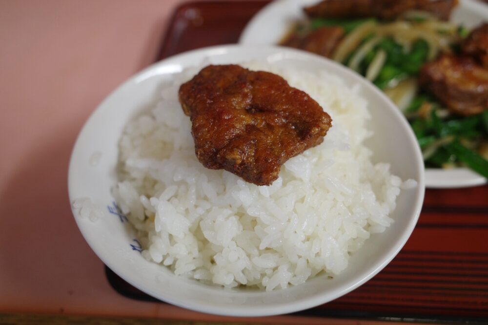 レバーをのせたご飯