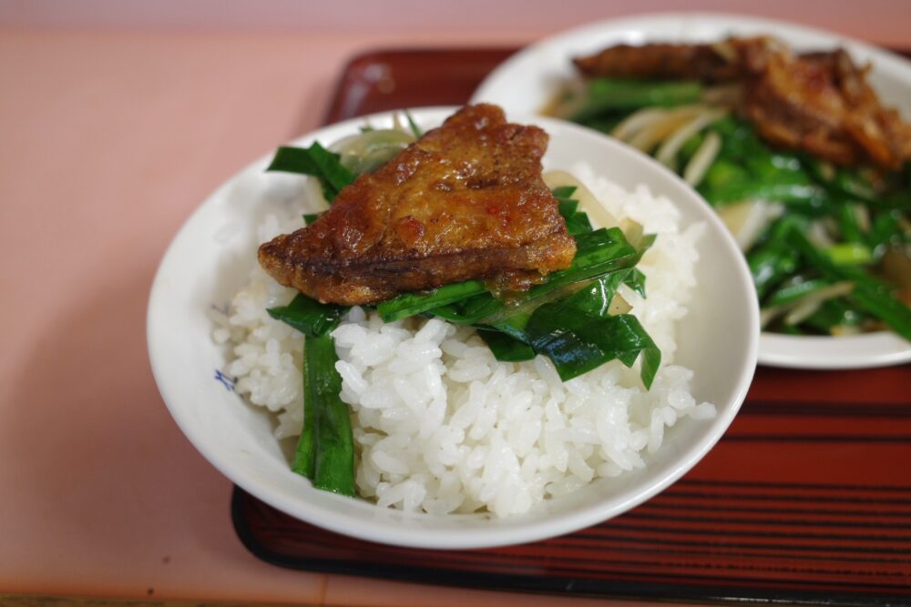 レバニラ炒めをのせたご飯