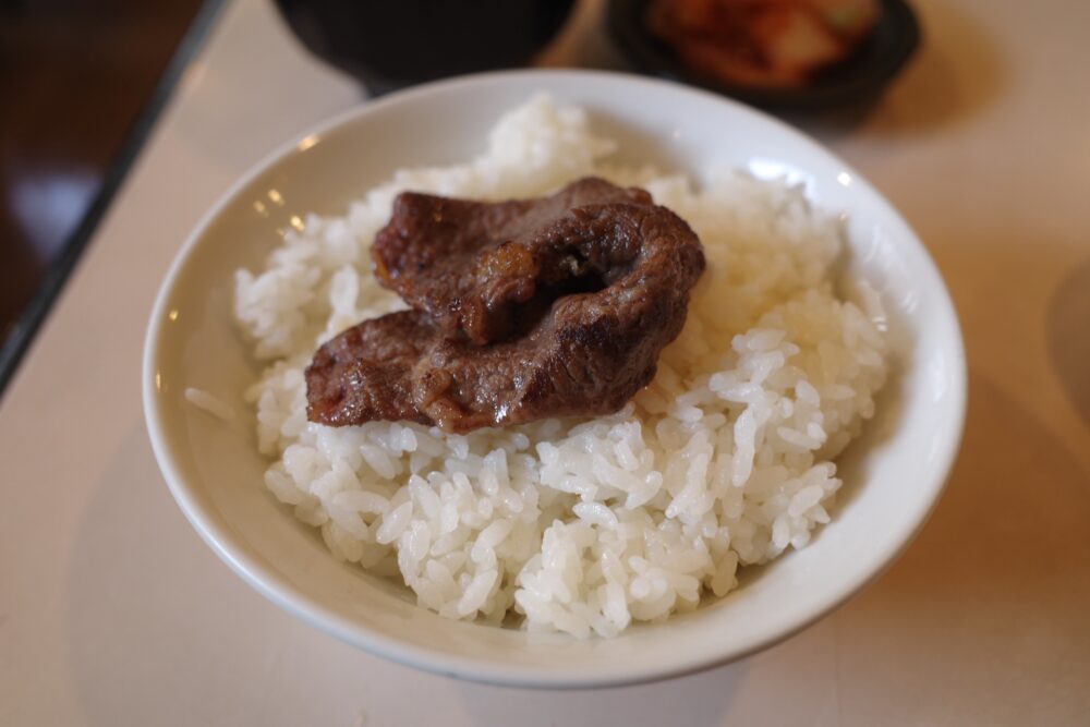 肉をのせたご飯