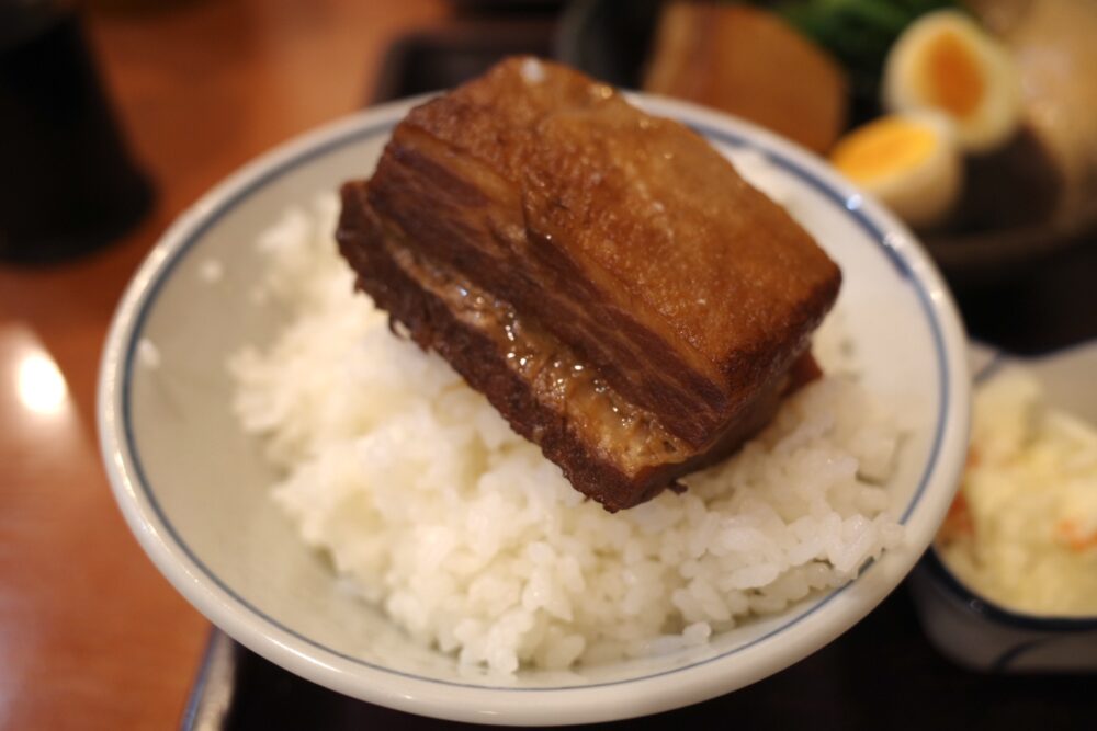 豚の角煮をのせたご飯