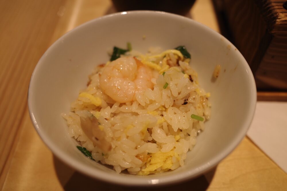 茶碗に盛った五目釜飯