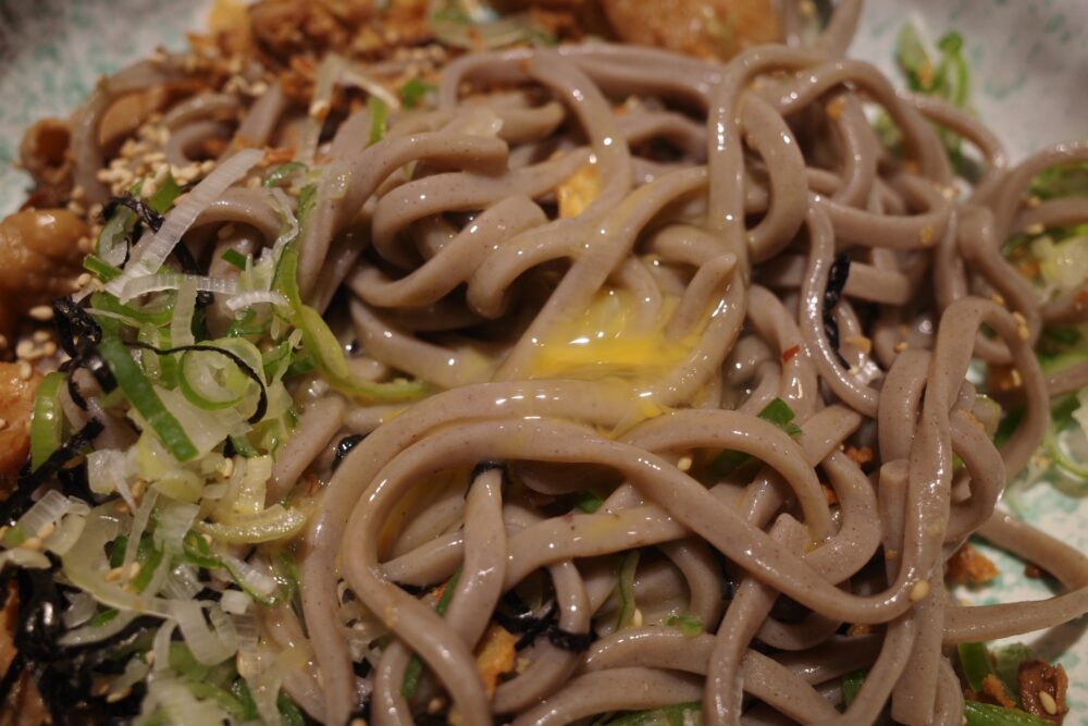 玉子を絡めた蕎麦