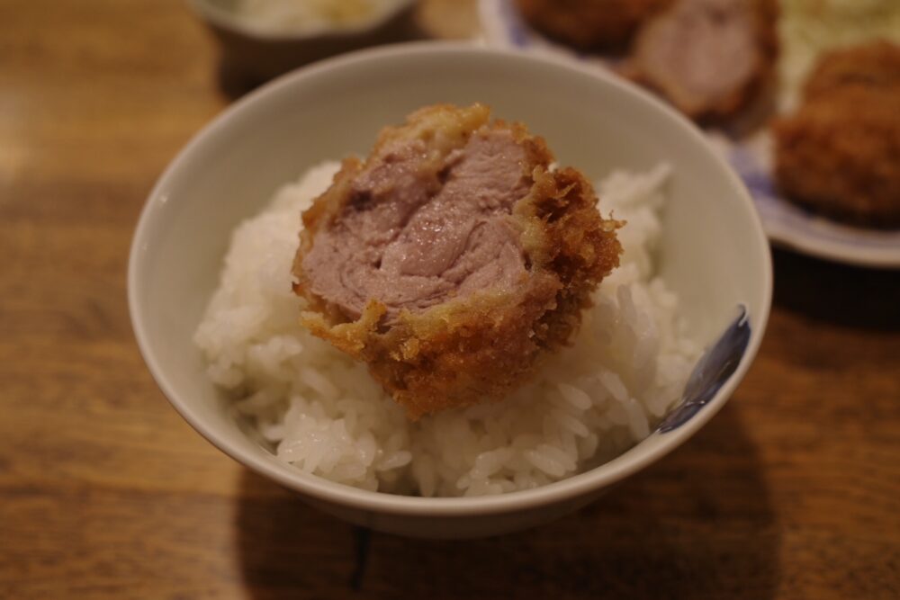 ヒレかつをのせたご飯