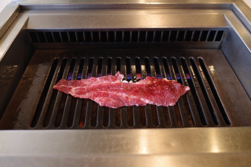 肉を焼く