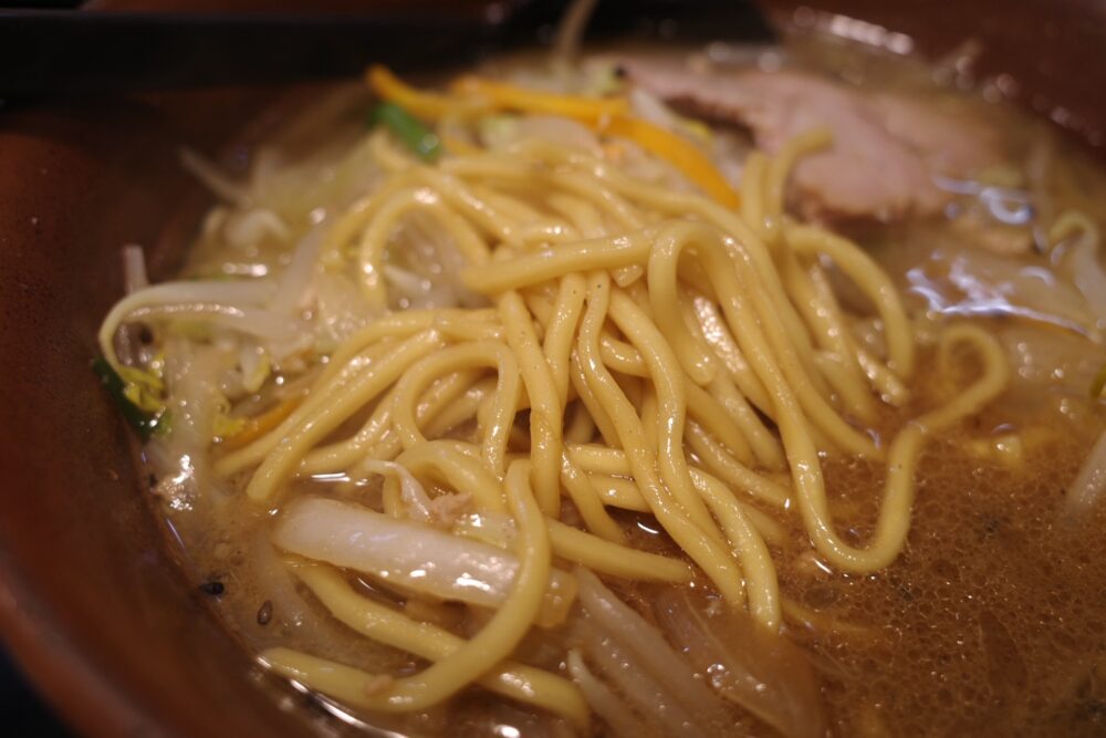 赤味噌らーめんの表面