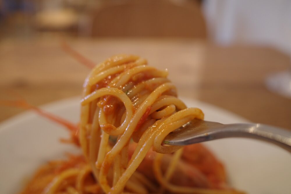 一口のパスタ