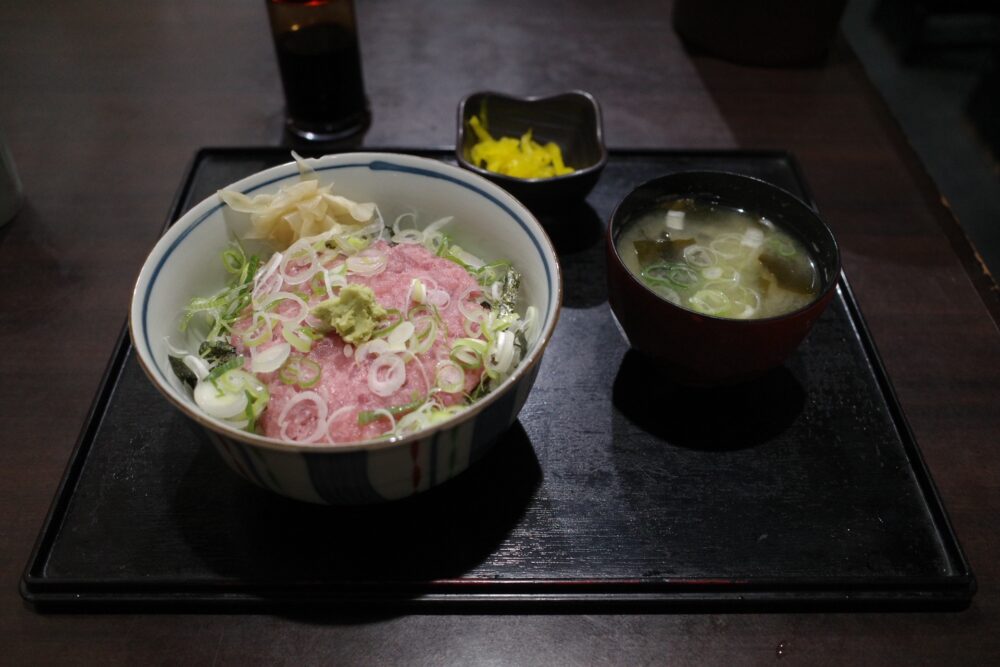 まぐろ中落ち丼と味噌汁
