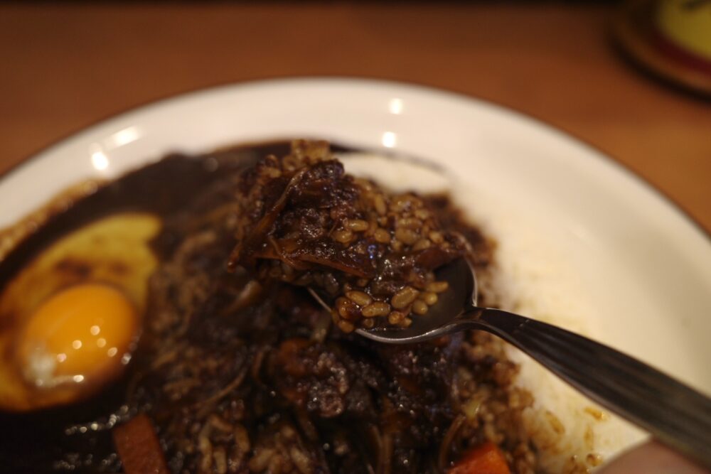 一口のブラックカレー野菜カレー
