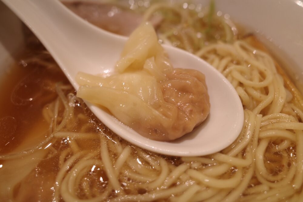 一口の鴨肉ワンタン
