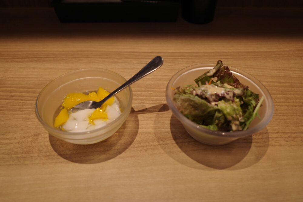 杏仁豆腐とサラダ