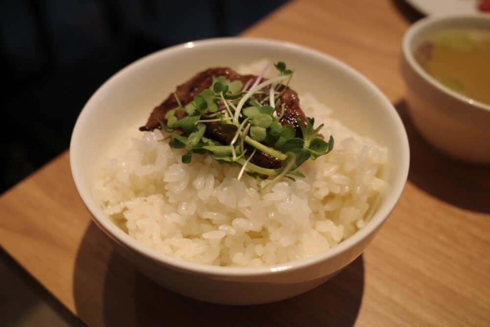 焼肉をのせたご飯