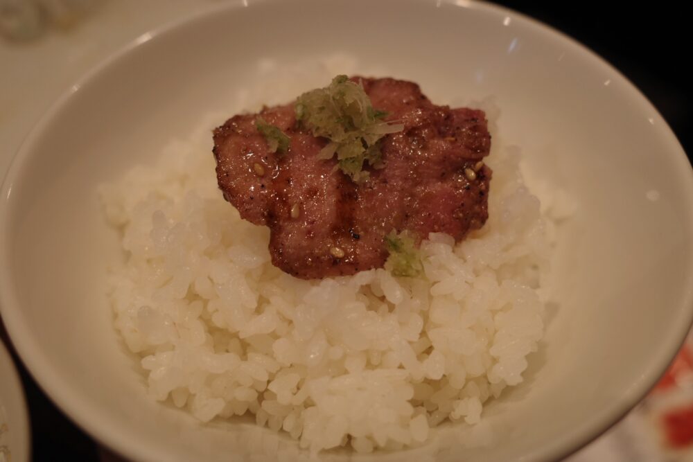 タン塩をのせたご飯
