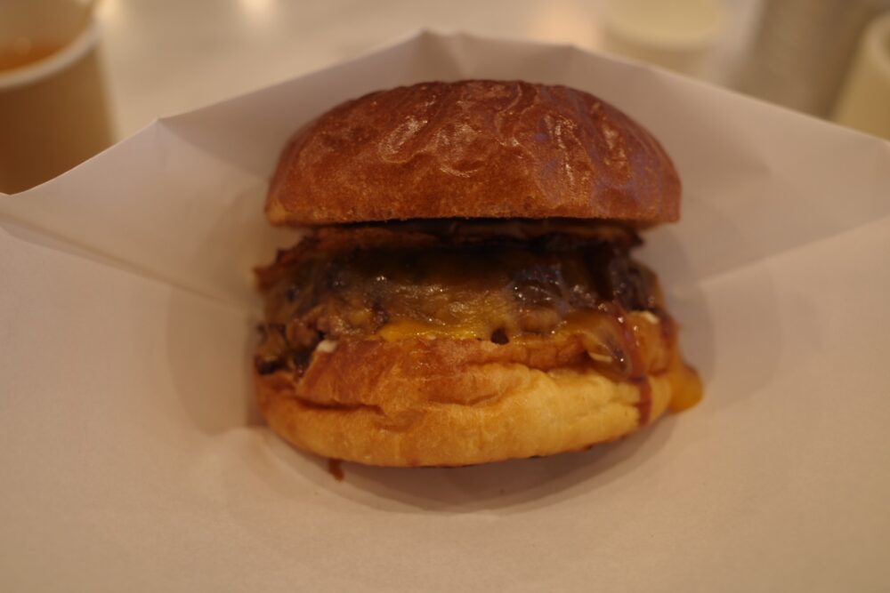 バーガー袋に入れたティービーバーガー