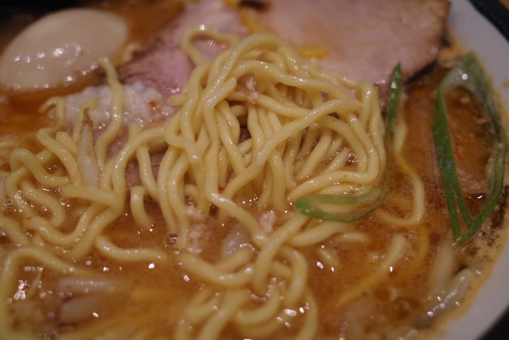 熟成味噌らーめん 味玉の表面