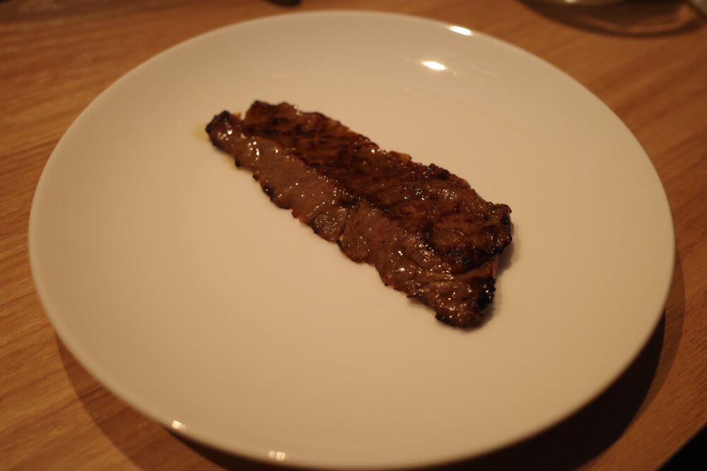 1枚の焼いた牛肉