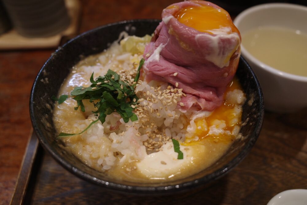 薬味をのせたローストビーフ丼