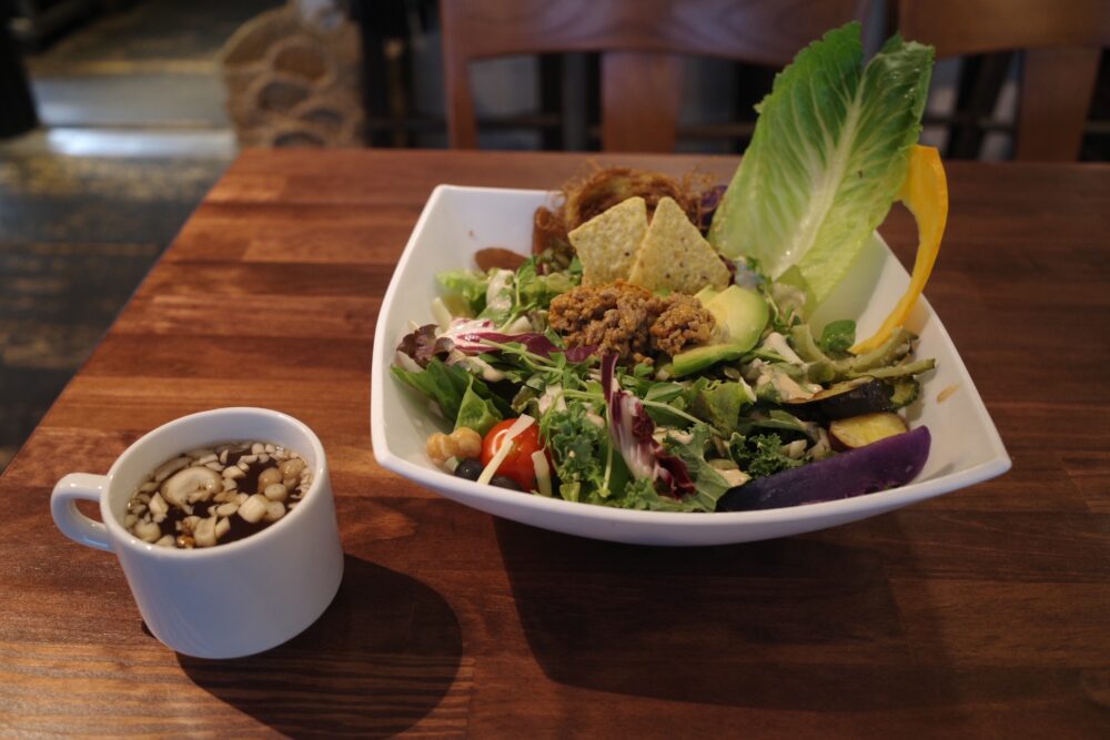 夏のタコスミートとアボカドサラダ丼とスープ