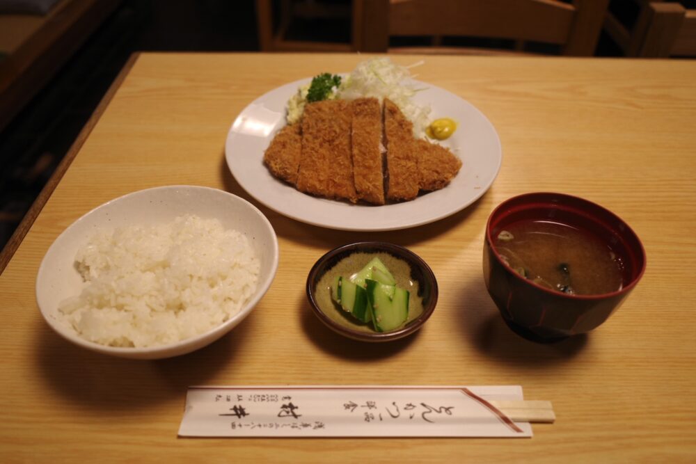 わらじとんかつ定食