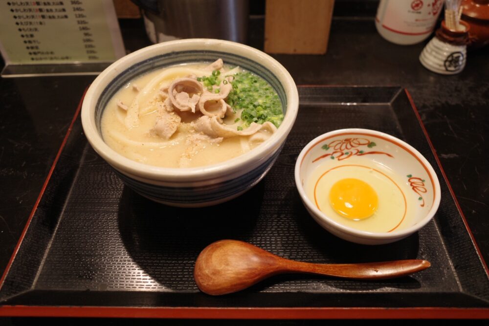 名物白肉うどん＋生卵