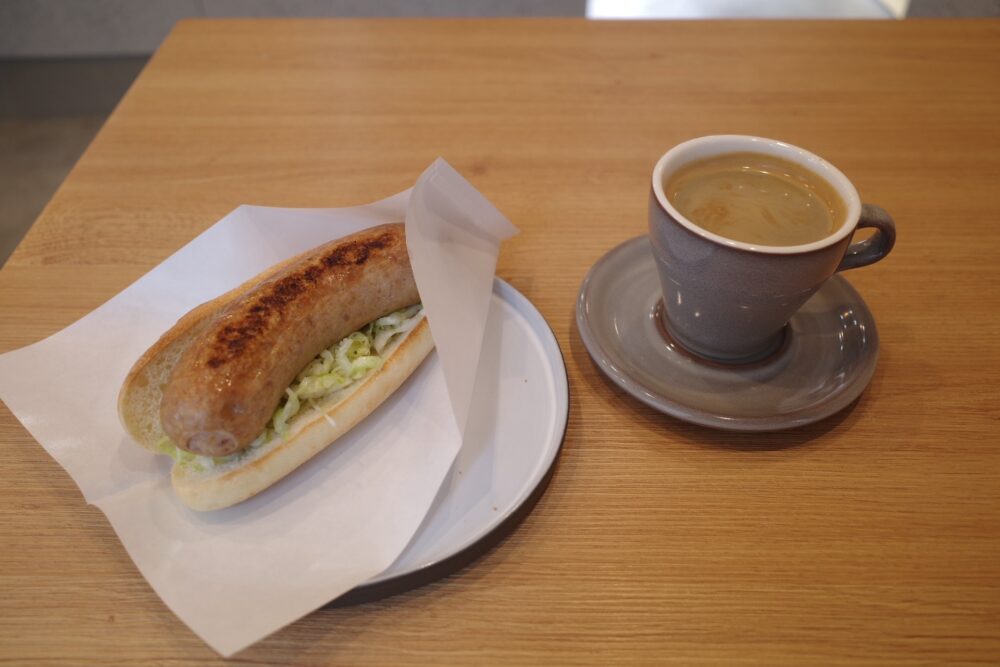 特製ホットドックとアメリカーノ
