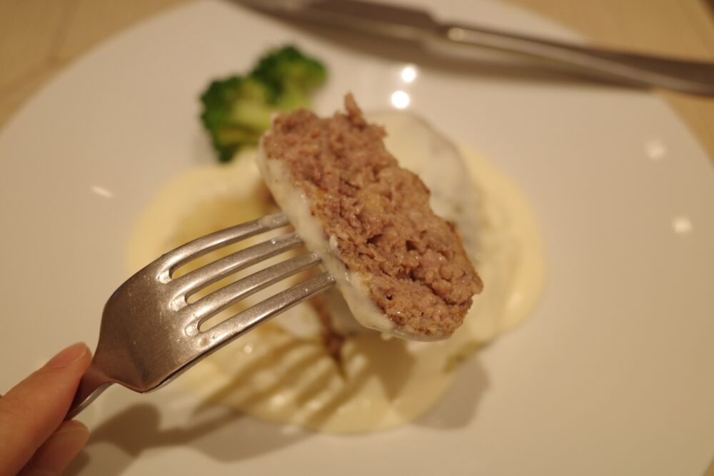 一口のよつ葉のとろけるチーズソースのハンバーグ