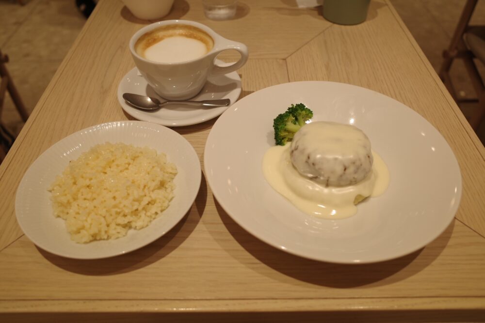 よつ葉のとろけるチーズソースのハンバーグ＋よつ葉の贅沢カフェラテ