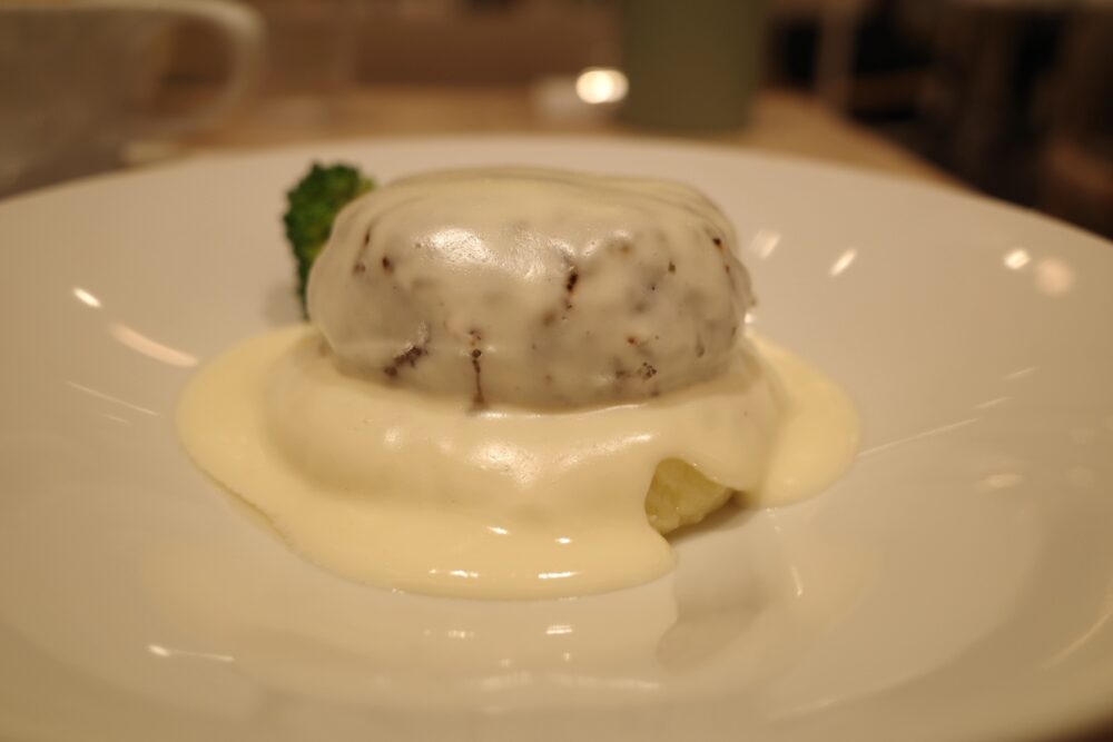 よつ葉のとろけるチーズソースのハンバーグの形