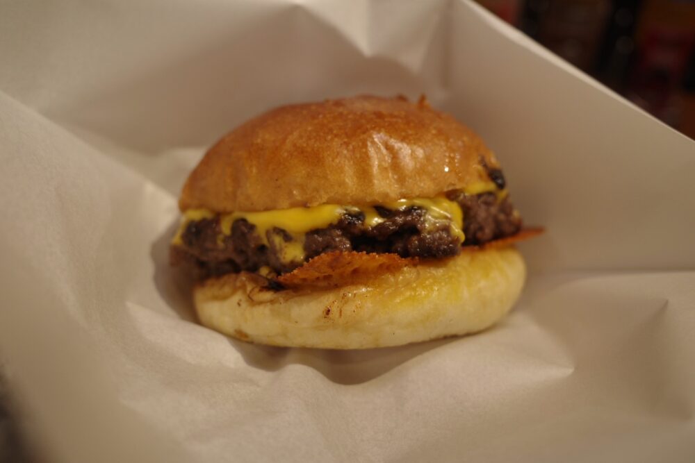 バーガー袋に入れたチーズロワイヤル