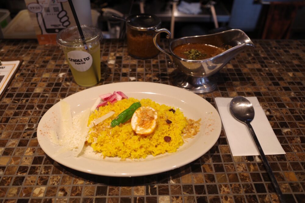 THE チキンカレー＋生削りパルミジャーノチーズとお茶