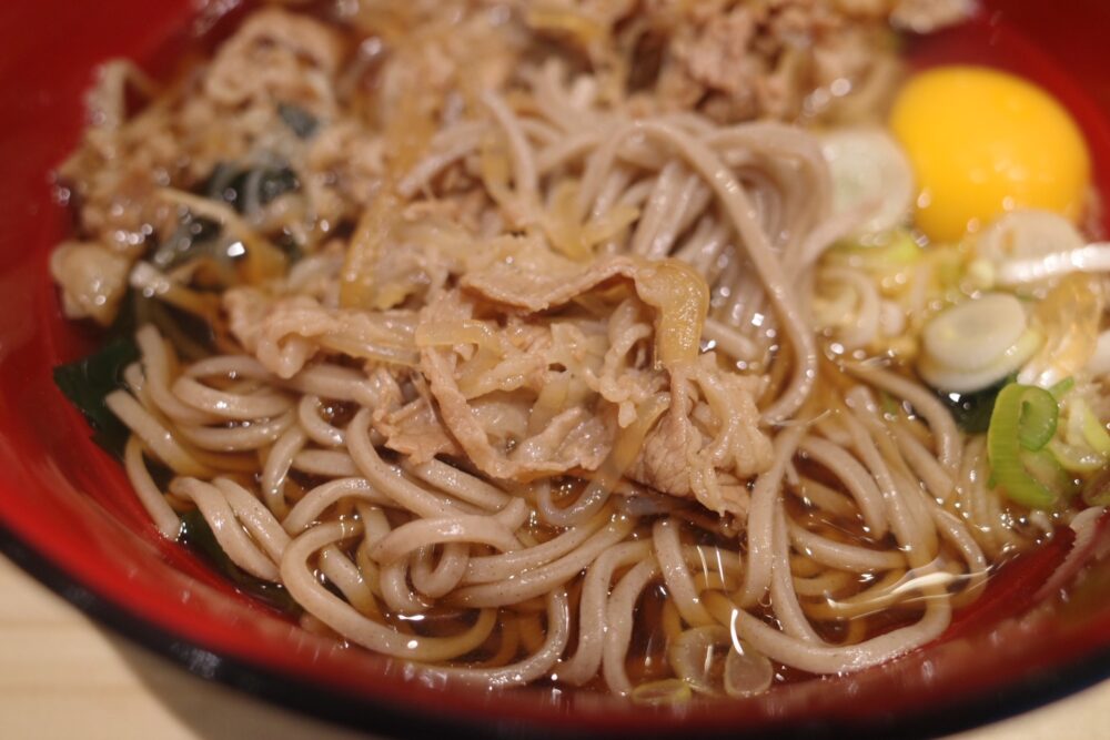 牛肉そばの表面