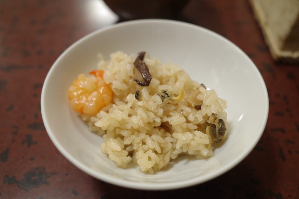 茶碗に盛られた五目釜めし