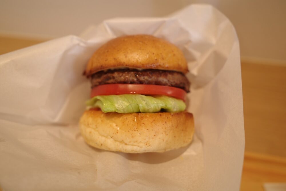 バーガー袋に入れたビーフハンバーガー