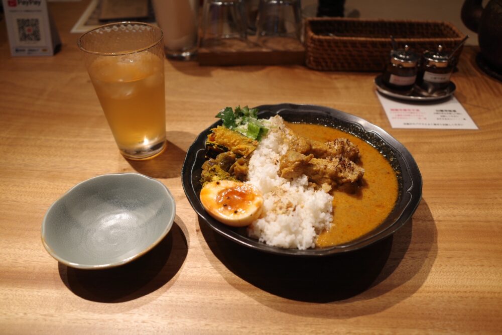 特製カレープレートと自家製スパイス茶