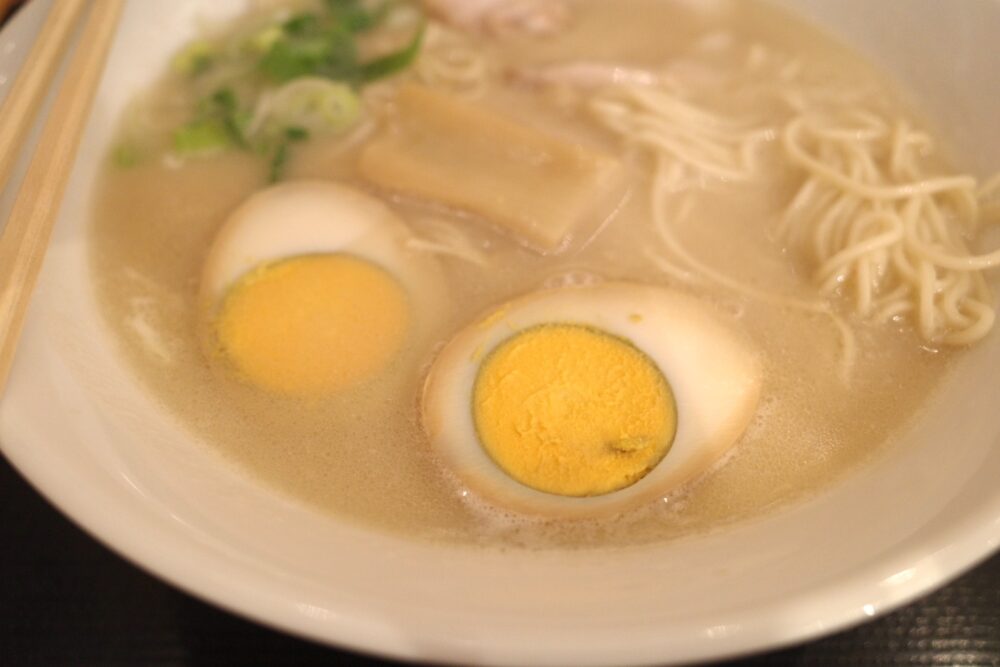 豚骨味玉ラーメンの表面