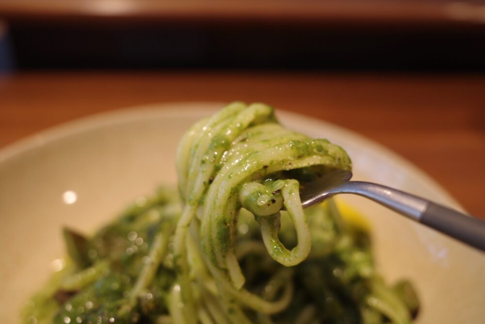 一口のバジルとほうれん草のジェノベーゼ