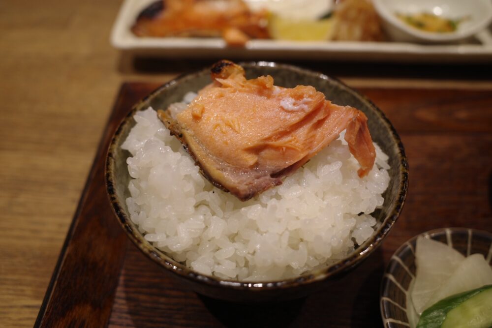 鮭ハラス炙りをのせたご飯