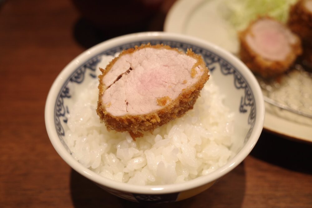 名物じゅうろくのヒレカツをのせたご飯