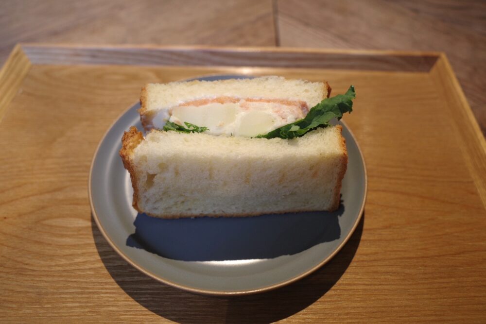 サーモンとポテトサラダのサンドイッチの表面