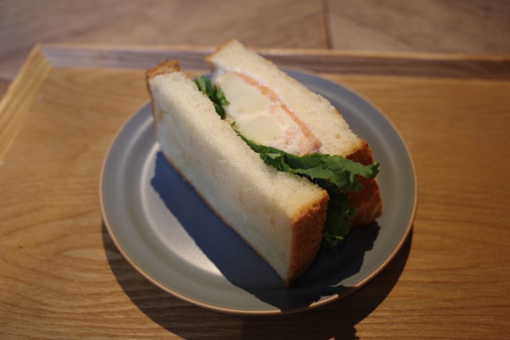 サーモンとポテトサラダのサンドイッチ