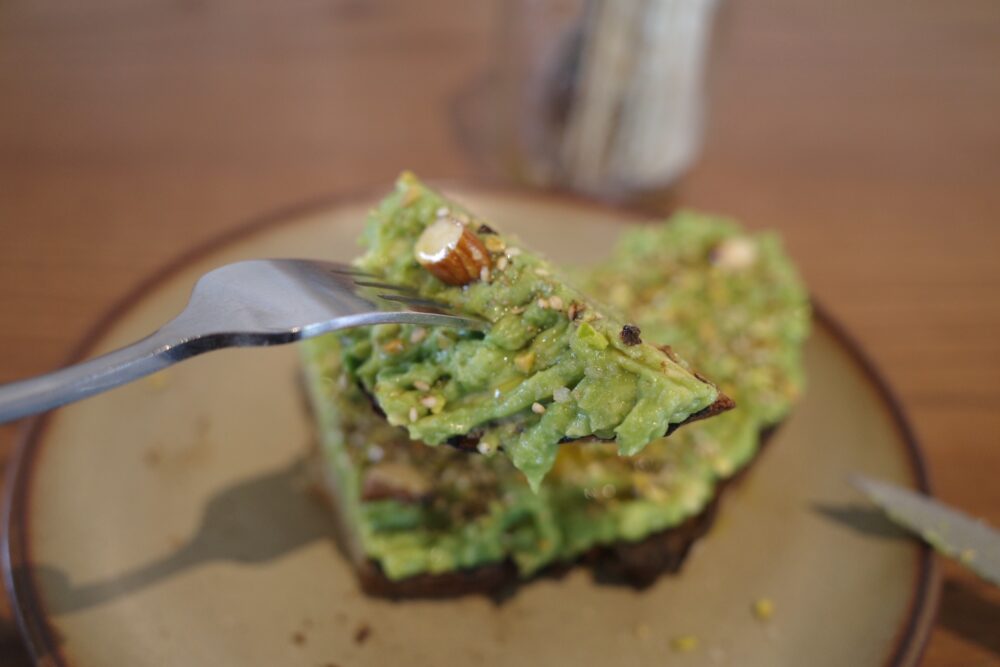 一口のアボカドデュッカトースト