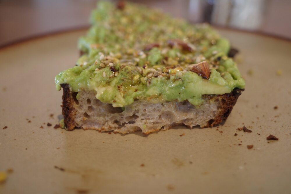 アボカドデュッカトーストの断面