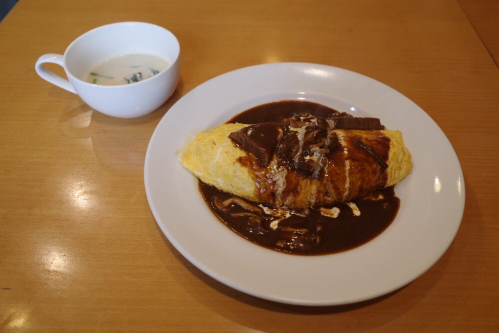 タンシチューオムライスとスープ