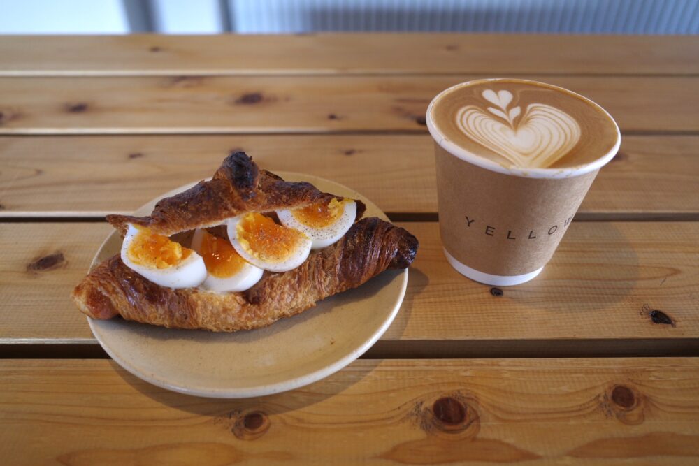 エッグサンドウィッチとカフェラテ