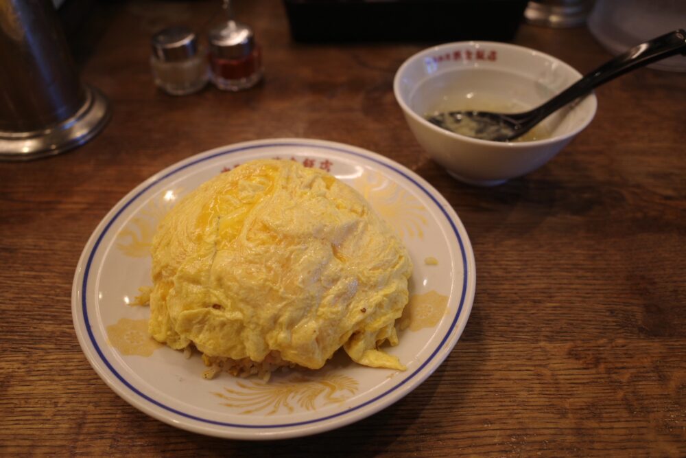玉子炒飯と玉子スープ