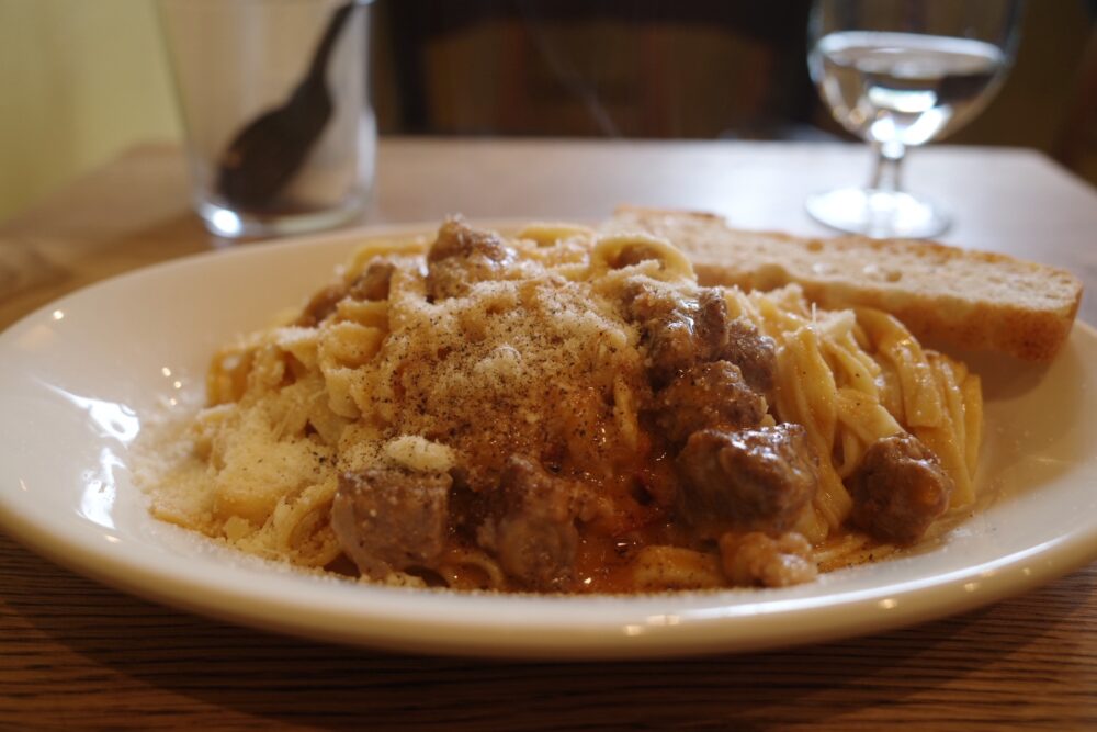 羊のラグーソースパスタの盛り具合