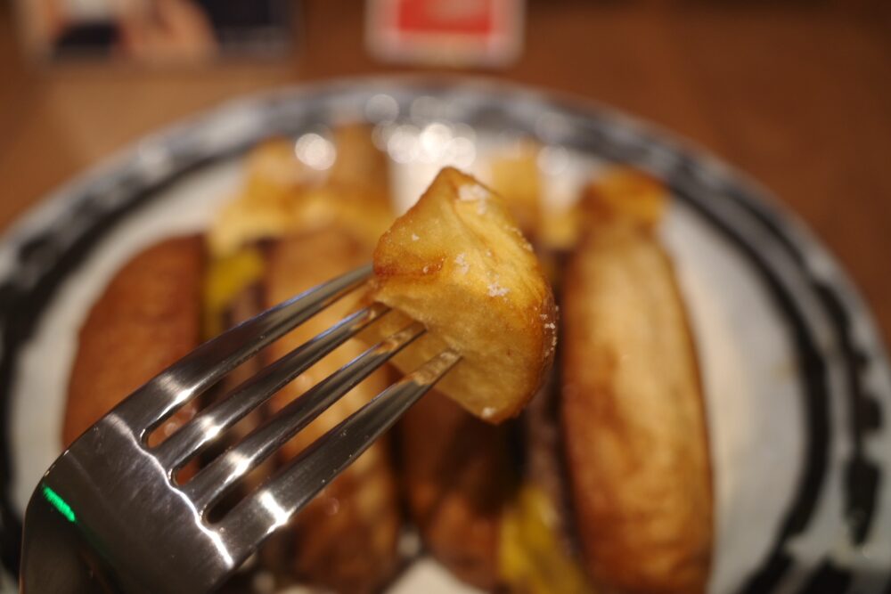 一口のフライドポテト