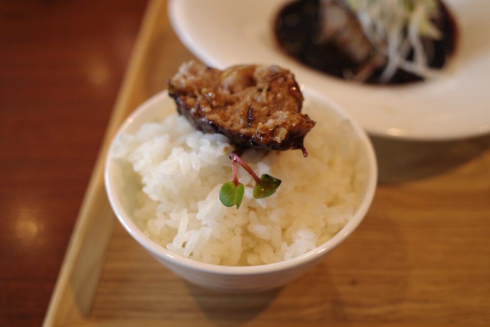 黒酢酢豚をのせたご飯