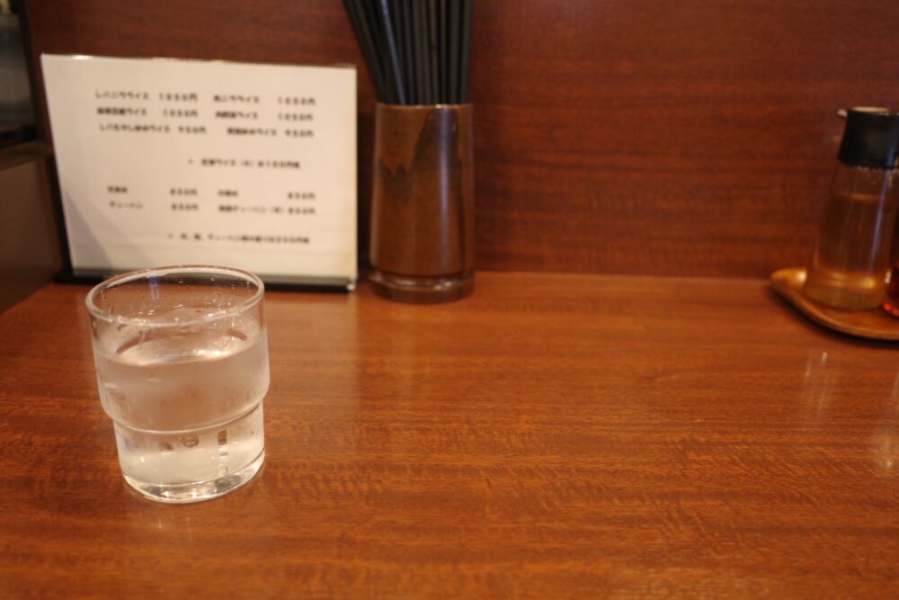 東興飯店さんカウンター